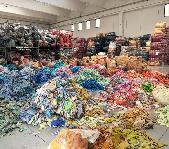 Kaschmir wird nach Farbe sortiert.