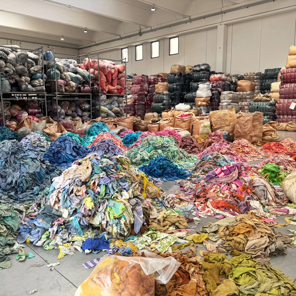 Kaschmir wird nach Farbe sortiert.